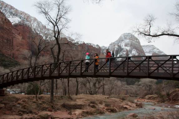 Ponte cruza o rio que froma o canyon do Zion National Park, em Utah, nos Estados Unidos